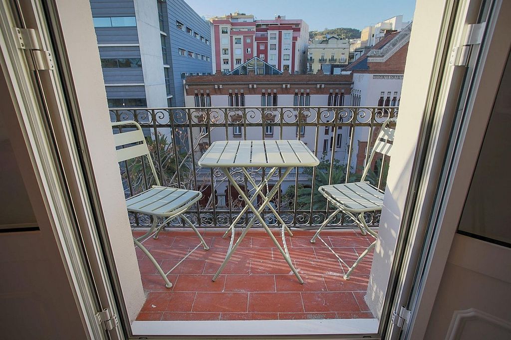 Foto 2 de Venta de piso en La Sagrada Família de 2 habitaciones con terraza y balcón