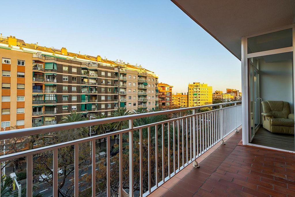 Foto 2 de Piso en venta en El Parc i la Llacuna del Poblenou de 4 habitaciones con terraza y balcón