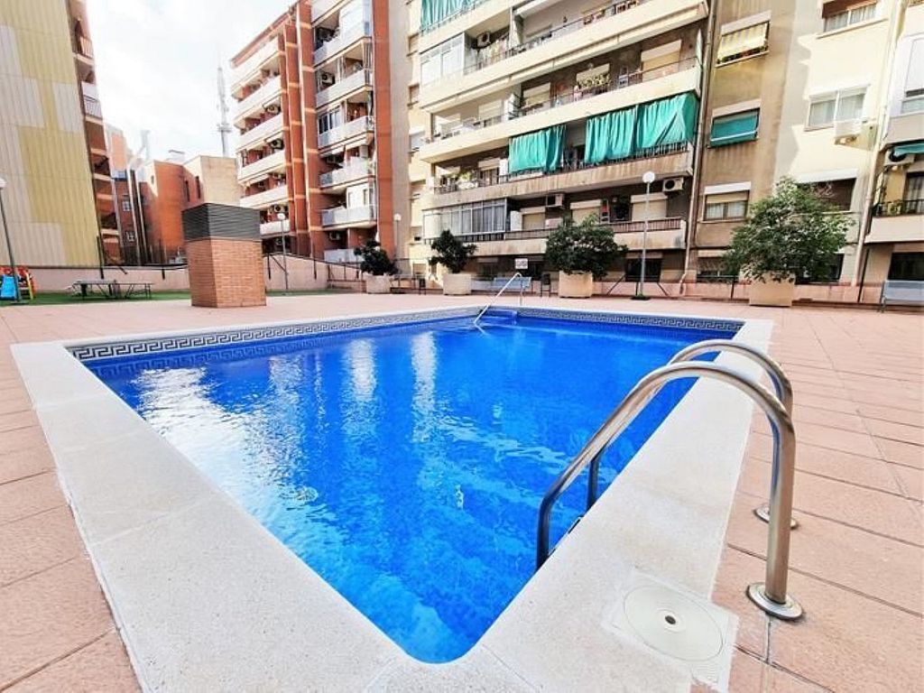Foto 2 de Piso en venta en La Sagrera de 4 habitaciones con terraza y piscina