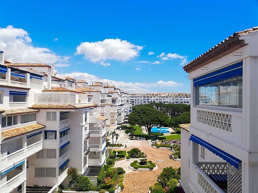 Foto 1 de Venta de piso en avenida Playas del Duque de 2 habitaciones con terraza y piscina