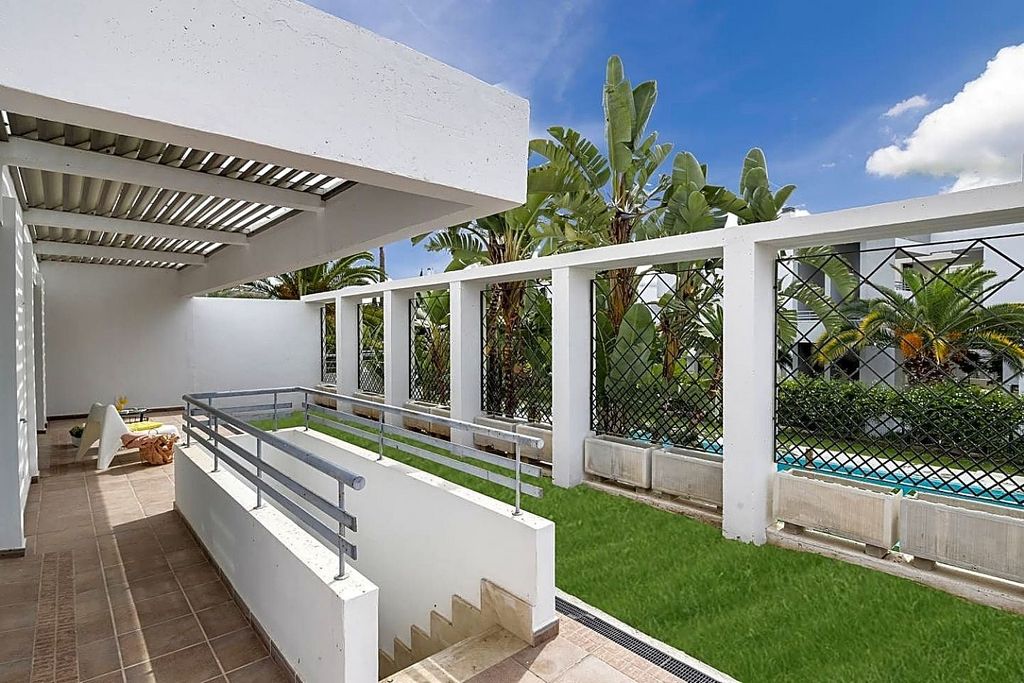 Foto 1 de Piso en venta en calle Valle de Somiedo de 3 habitaciones con terraza y piscina