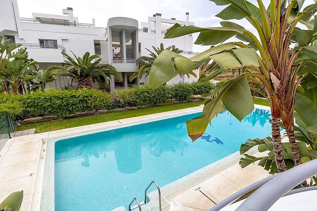Foto 1 de Piso en venta en calle Valle de Somiedo de 2 habitaciones con terraza y piscina