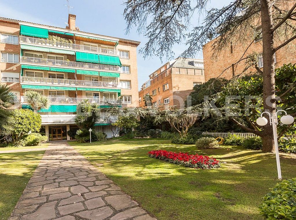 Piso en venta en Sant Gervasi - Galvany de 5 habitaciones con terraza y piscina