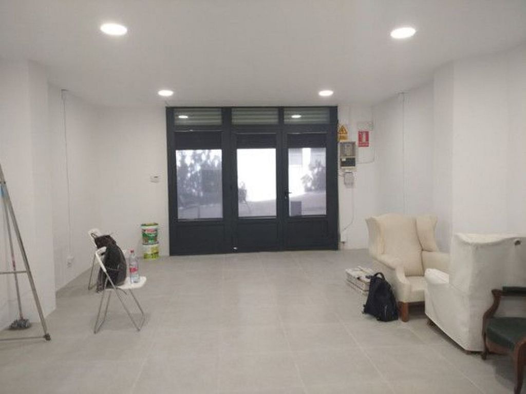 Alquiler de local en Pubilla Cases, Hospitalet de Llobregat, L