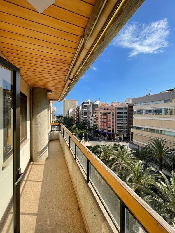 Alquiler de piso en Centro - Alicante de 5 habitaciones con terraza y muebles