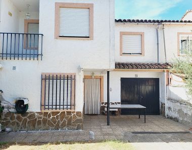 Foto 2 de Casa adosada en calle Peñaltar en Navaluenga