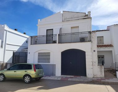Foto 1 de Casa adosada en calle Picasso en Castuera