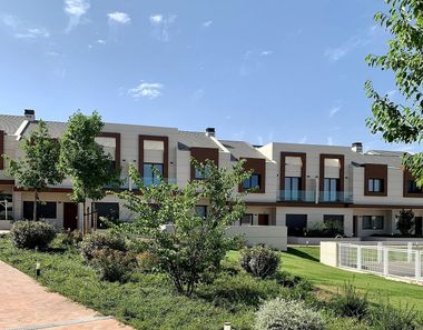 Foto 1 de Casa adossada a avenida Del Delta del Ebro a El Olivar de Mirabal, Boadilla del Monte