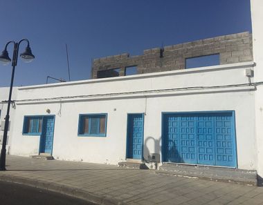 Foto 2 de Casa adosada en calle La Quemadita en Orzola, Haría