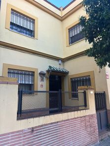 Foto 1 de Casa adossada a La Buhaira, Sevilla