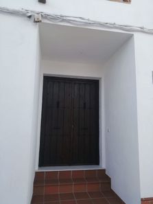 Foto 2 de Casa adosada en calle Real en Iznájar