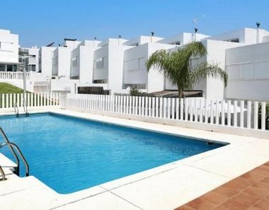 Foto contactar de Venta de casa en Conil de 3 habitaciones con terraza y piscina