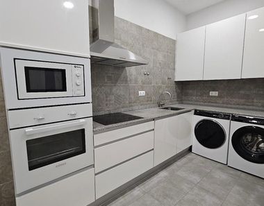 Foto 2 de Piso en alquiler en Jerónimos de 4 habitaciones con balcón y aire acondicionado