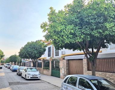 Foto 1 de Casa adosada en calle Cipriano Valera, Colores - Entreparques, Sevilla