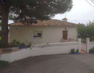 Foto contactar de Venta de chalet en calle Orquídea de 4 habitaciones con terraza y piscina