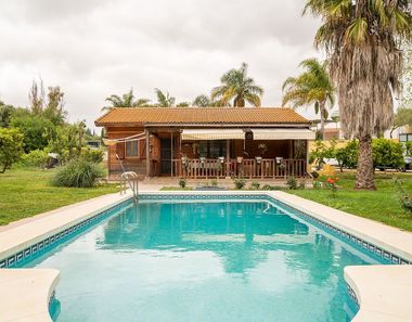 Nueva casa moderna, piscina y caballos