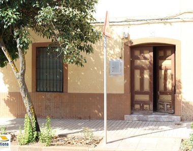 Foto contactar de Casa en venda a avenida Constitucion de 3 habitacions amb terrassa i jardí