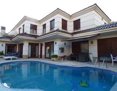 Foto contactar de Venta de chalet en Hermanos Falcó - Sepulcro Bolera de 7 habitaciones con terraza y piscina