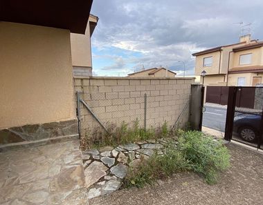 Foto contactar de Venta de casa en Hontanares de Eresma de 4 habitaciones con terraza