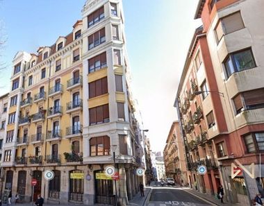 Foto contactar de Alquiler de piso en Bilbao la Vieja de 5 habitaciones con muebles y balcón