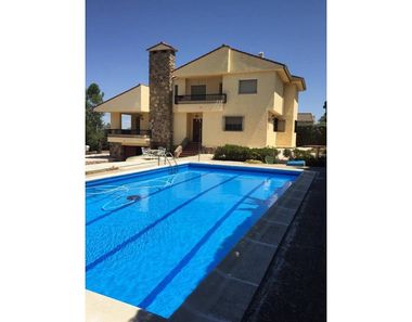 Foto contactar de Venta de casa en Nambroca de 5 habitaciones con terraza y piscina