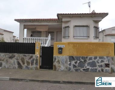 Foto contactar de Casa en venta en Santa Olalla de 3 habitaciones con piscina y jardín