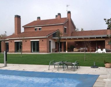 Foto contactar de Venta de chalet en Simancas de 5 habitaciones con terraza y piscina