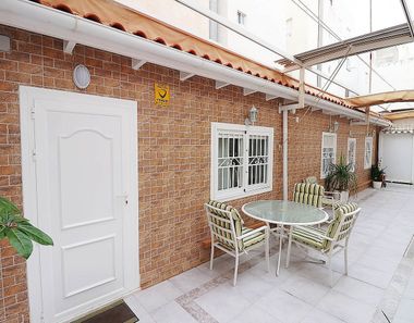 Hermosa puerta de madera con empuñadura de puerta moderna en el interior de  la habitación