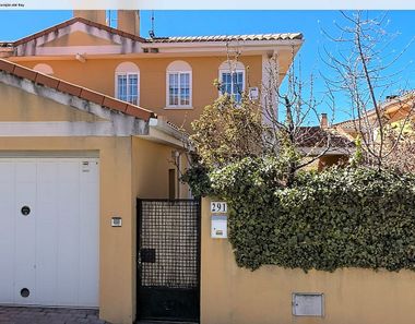 Foto contactar de Casa adossada en venda a travesía Santander de 3 habitacions amb jardí i calefacció