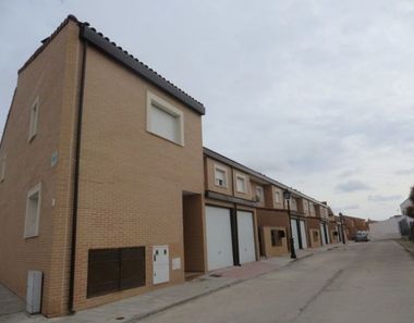 Foto contactar de Casa adosada en venta en Huerta de Valdecarábanos de 4 habitaciones con terraza y garaje