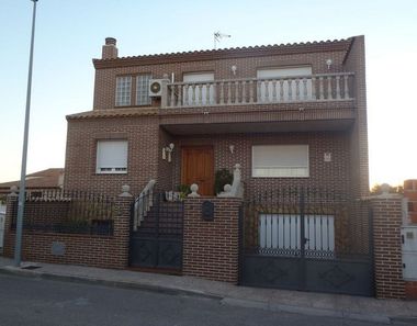 Foto contactar de Venta de casa en Alameda de la Sagra de 4 habitaciones con terraza y garaje