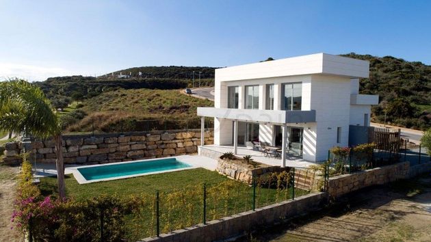 Foto 2 de Chalet en venta en El Faro de Calaburra - Chaparral de 3 habitaciones con piscina y garaje