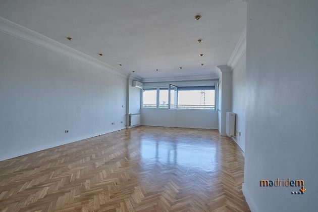 Foto 1 de Alquiler de piso en Castilla de 5 habitaciones con piscina y garaje