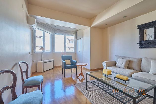 Foto 1 de Alquiler de piso en Arapiles de 2 habitaciones con muebles y aire acondicionado