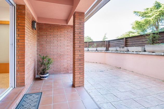 Foto 1 de Casa adossada en venda a calle Del Puigmal de 3 habitacions amb terrassa i jardí