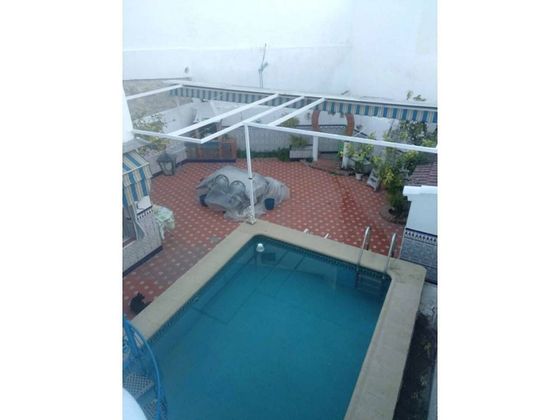 Foto 1 de Venta de casa en Mengíbar de 4 habitaciones con terraza y piscina
