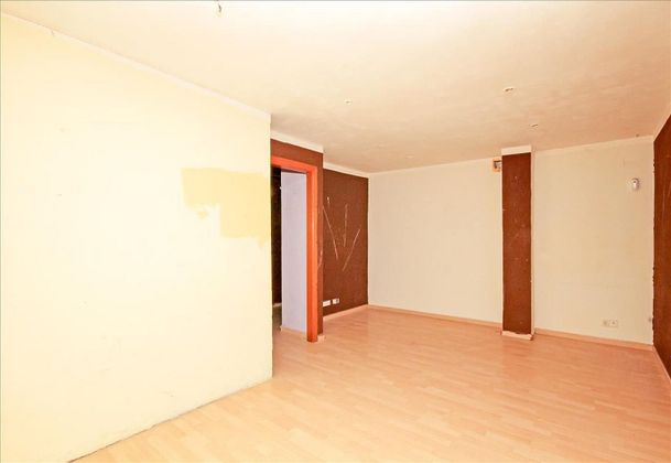 Foto 2 de Venta de piso en El Carmel de 2 habitaciones con ascensor