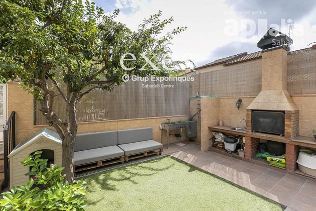 Foto 2 de Casa adossada en venda a Centre - Castellar del Vallès de 4 habitacions amb piscina i garatge
