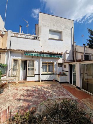 Foto 1 de Casa adossada en venda a Poblenou - L'Olivar Gran de 6 habitacions amb terrassa i jardí