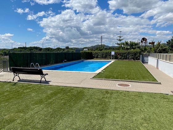Foto 2 de Casa adosada en venta en Centro - Roda de Barà de 3 habitaciones con piscina