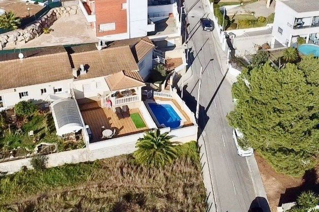 Foto 2 de Casa adossada en venda a pasaje Mallorca de 3 habitacions amb terrassa i piscina