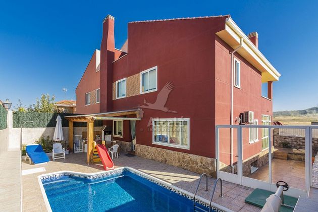 Foto 1 de Casa en venta en Torres de la Alameda de 5 habitaciones con terraza y piscina