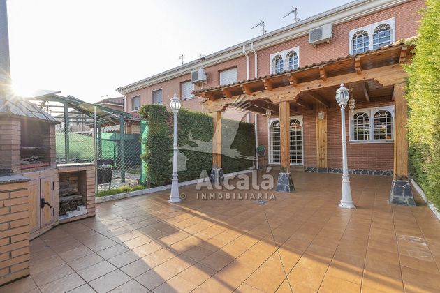 Foto 1 de Venta de casa en Villanueva de la Torre de 4 habitaciones con jardín y aire acondicionado