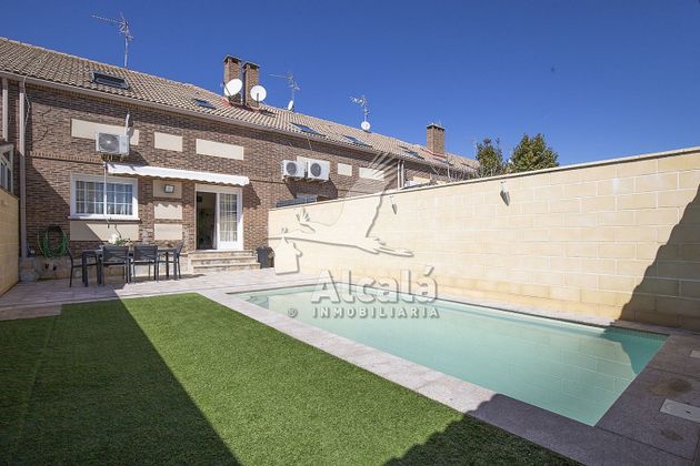 Foto 1 de Casa en venda a Villanueva de la Torre de 4 habitacions amb piscina i jardí