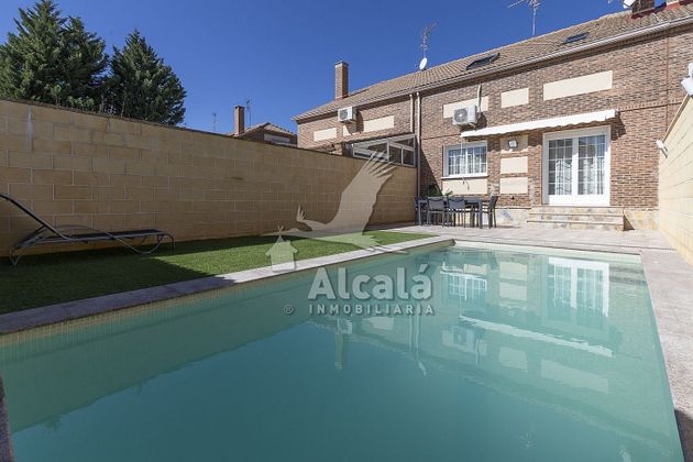 Foto 2 de Venta de casa en Villanueva de la Torre de 4 habitaciones con piscina y jardín
