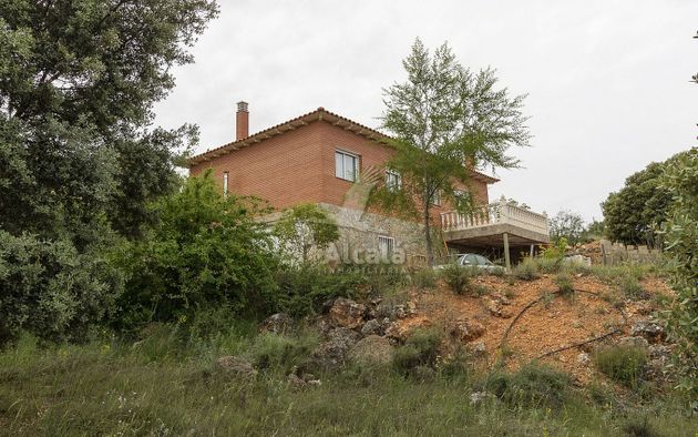 Foto 1 de Casa en venda a Hontoba de 4 habitacions amb terrassa i garatge