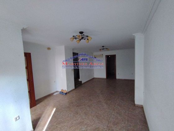 Foto 2 de Casa adossada en venda a Villares (Los) de 4 habitacions amb terrassa