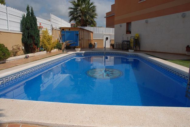 Foto 1 de Casa adosada en venta en Creixell de 3 habitaciones con terraza y piscina