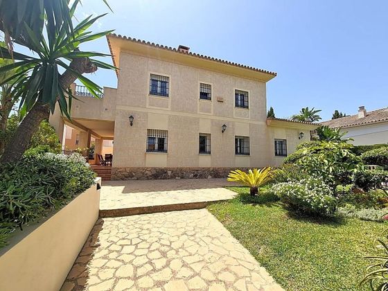 Foto 1 de Xalet en venda a La Carihuela de 4 habitacions amb terrassa i piscina