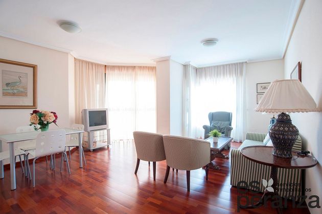 Foto 1 de Alquiler de piso en Juan Carlos I de 1 habitación con garaje y muebles